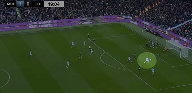 Foden đáng lẽ phải ghi bàn từ vị trí này khi đối thủ đang tập trung vào Haaland