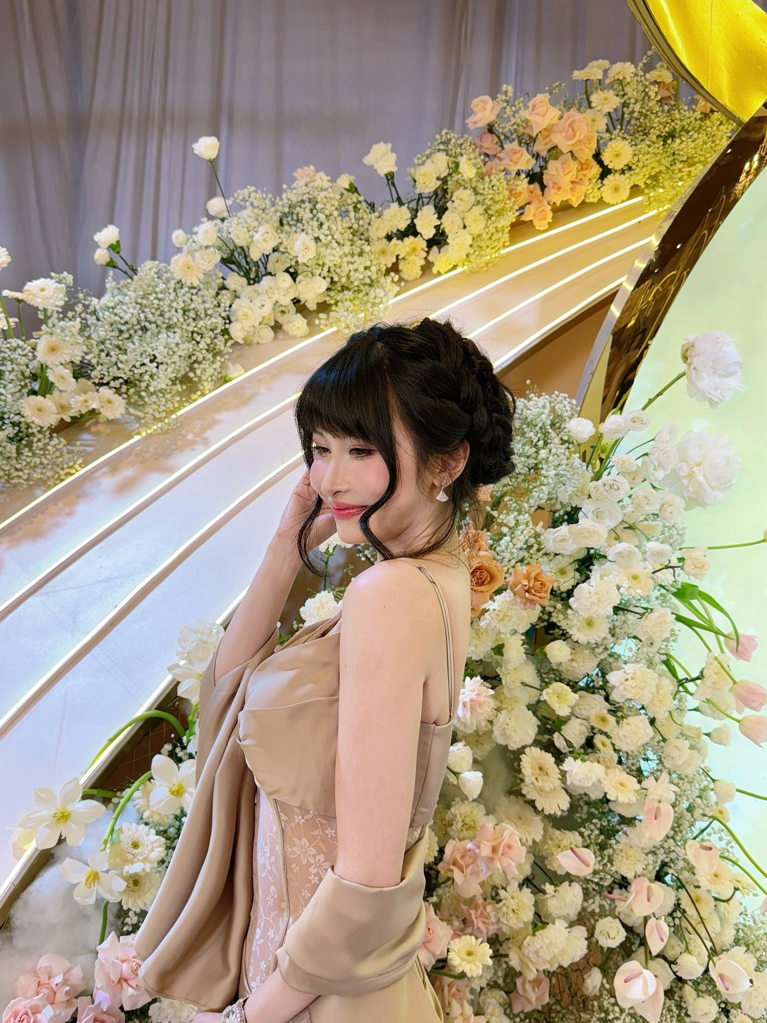 anh-can-dam-cuoi-xa-hoa-cua-phan-hoang-va-tieu-thu-gia-toc-giau-co-120f773063154331bb295d2843aa2cad-912