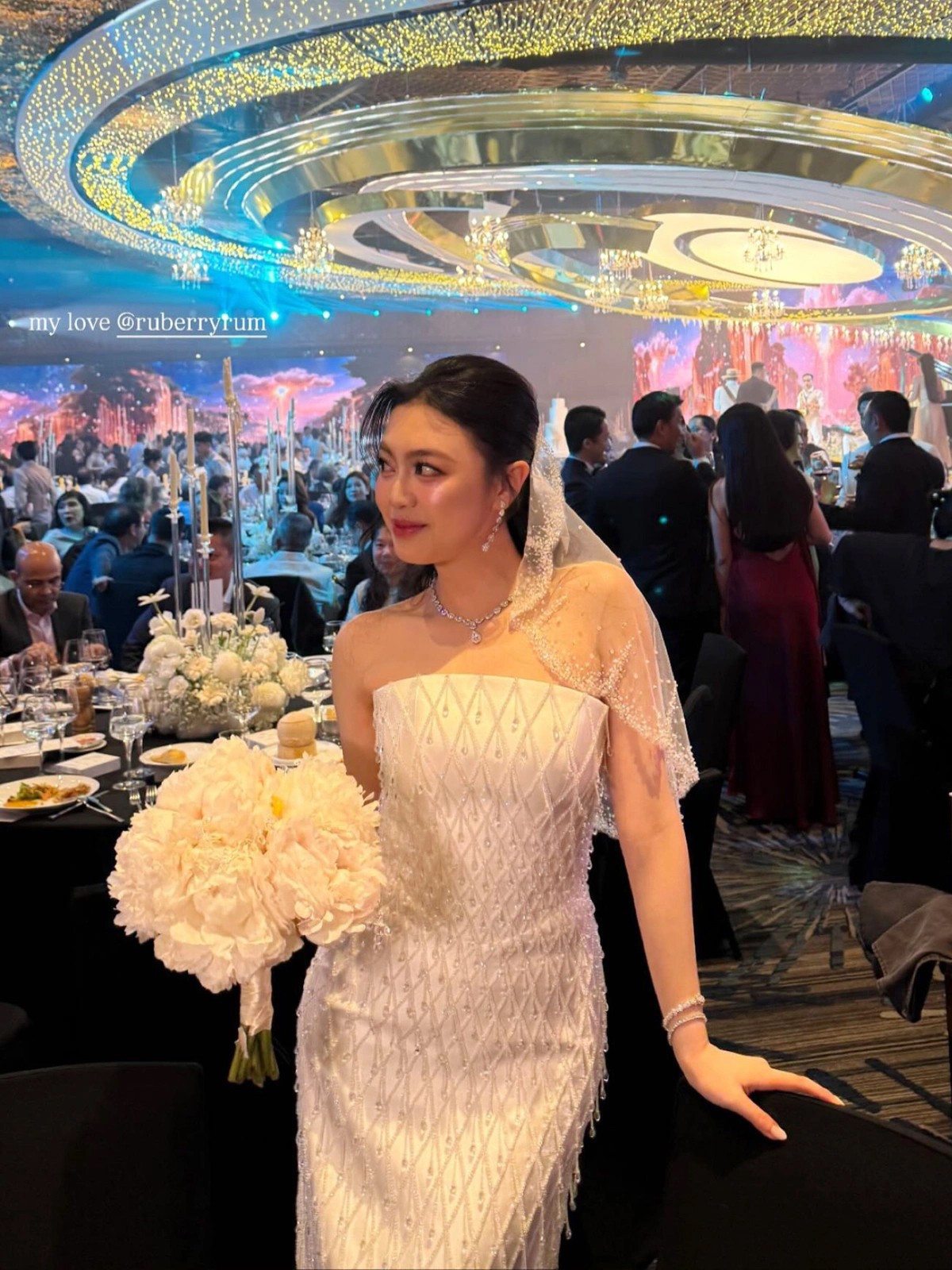 anh-can-dam-cuoi-xa-hoa-cua-phan-hoang-va-tieu-thu-gia-toc-giau-co-4293da42afba4c5bac13f3b50a08bb83-920-2