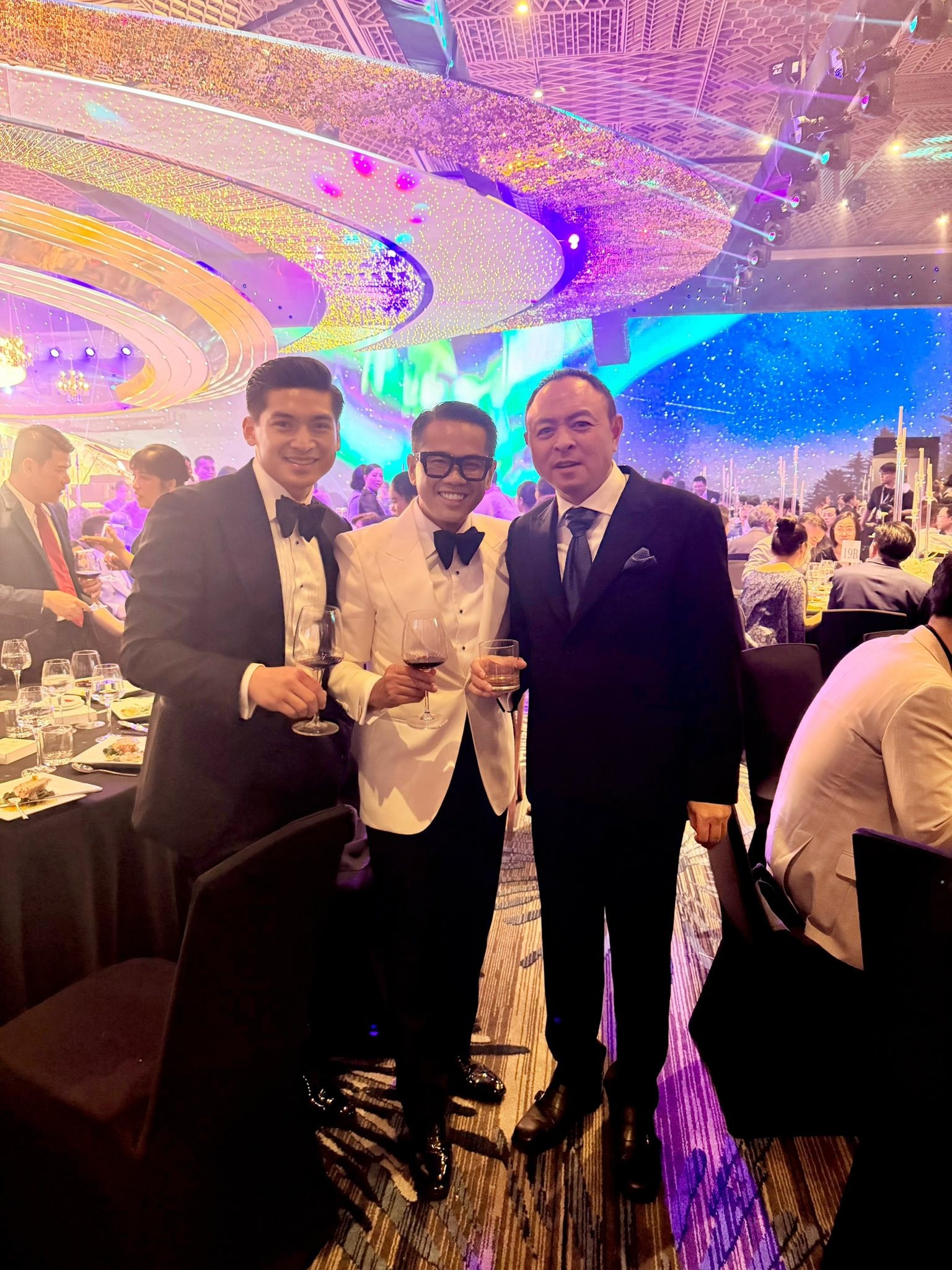 anh-can-dam-cuoi-xa-hoa-cua-phan-hoang-va-tieu-thu-gia-toc-giau-co-602b46fe0eba466dbd12e2c2b1809a5f-915