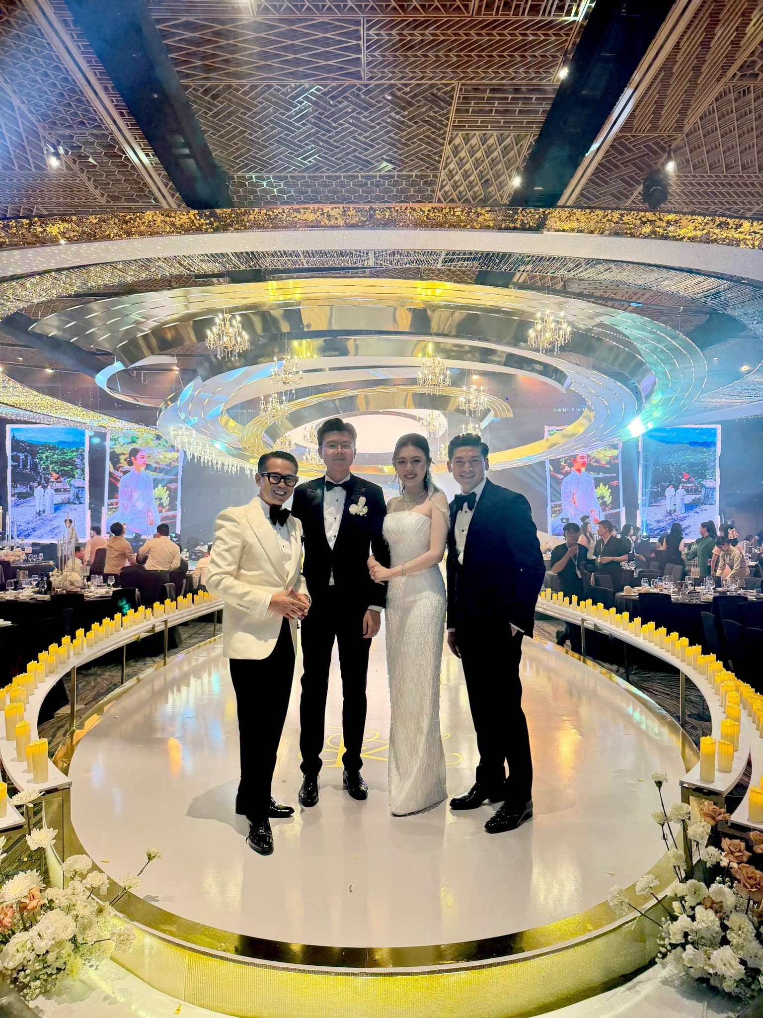 anh-can-dam-cuoi-xa-hoa-cua-phan-hoang-va-tieu-thu-gia-toc-giau-co-9c8118cdab844274877c3a95e5dda5fa-919