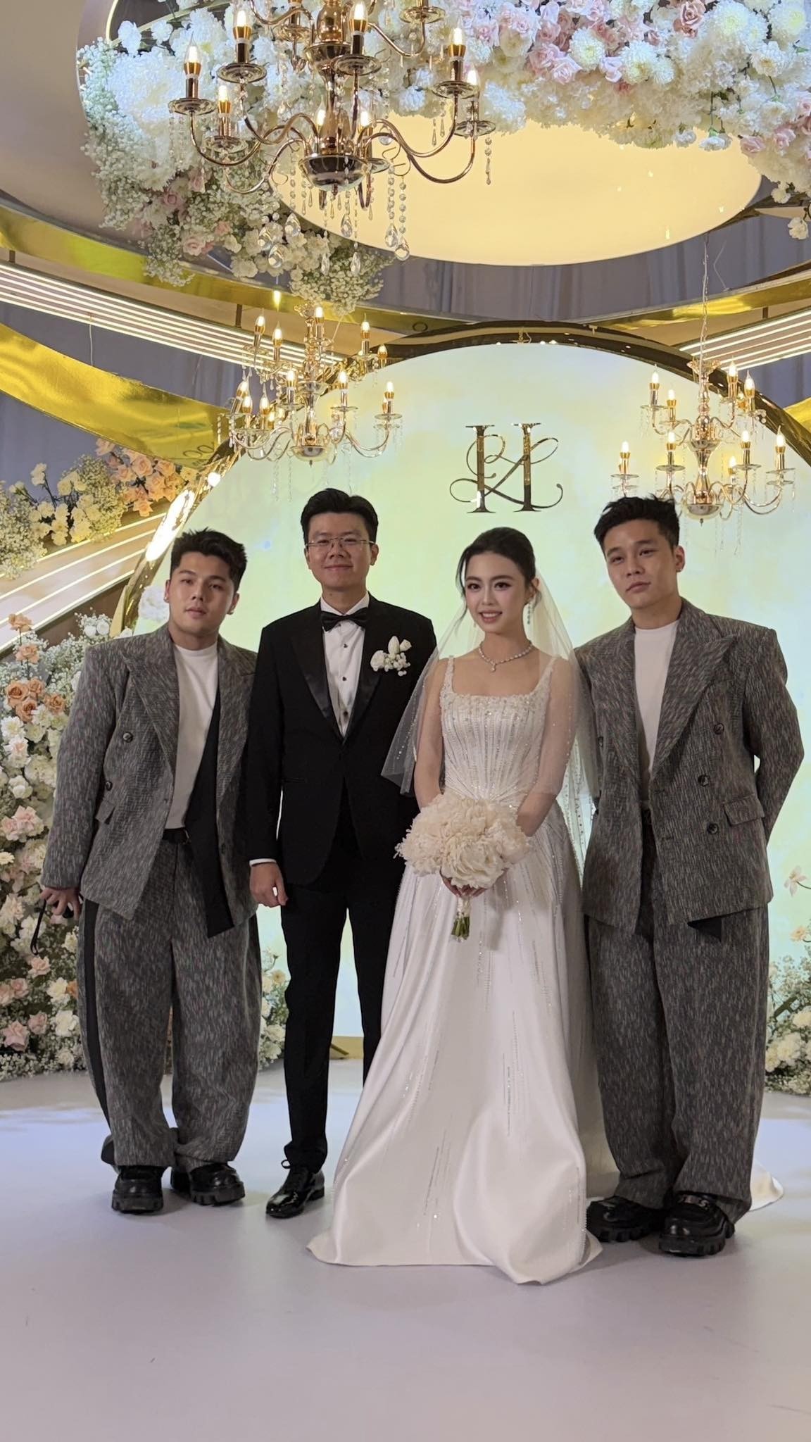 anh-can-dam-cuoi-xa-hoa-cua-phan-hoang-va-tieu-thu-gia-toc-giau-co-9d363c87903847d398ab06a78174060d-922