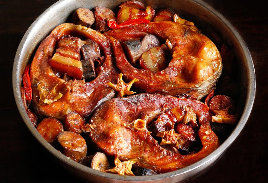 Khi nước kho sánh lại, chuyển sang màu cánh gián bóng đẹp, cá mềm mà vẫn giữ nguyên miếng là đạt.