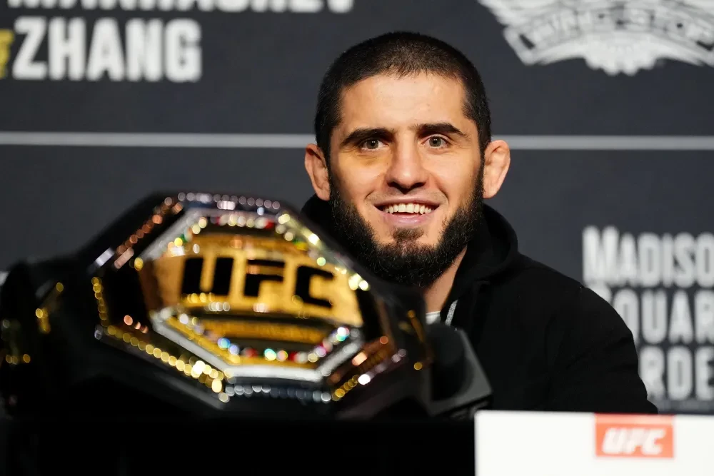 Islam Makhachev tại buổi họp báo UFC 322.