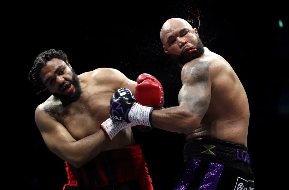 Jeamie TKV và Frazer Clarke trong trận đấu