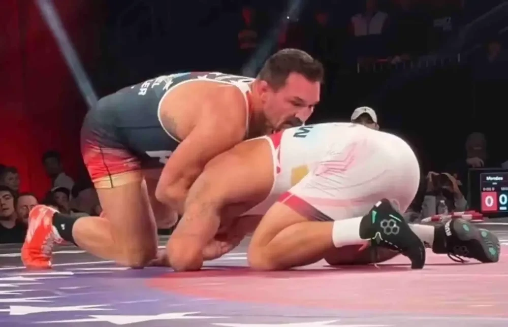 Michael Chandler và Chad Mendes đối đầu trên thảm vật.