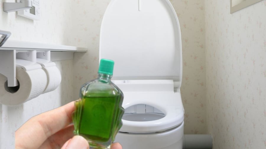 Mở nắp và để lọ dầu gió trong nhà vệ sinh có thể khử mùi