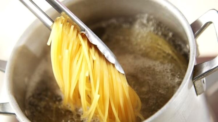 Hãy nhớ bỏ muối vào nồi khi luộc mì ống