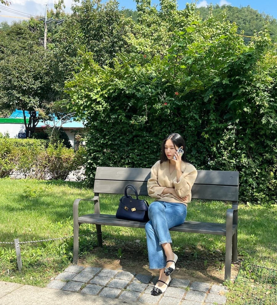 Một cách trẻ hóa diện mạo hiệu quả của phụ nữ Hàn chính là ưu tiên tông màu sáng.