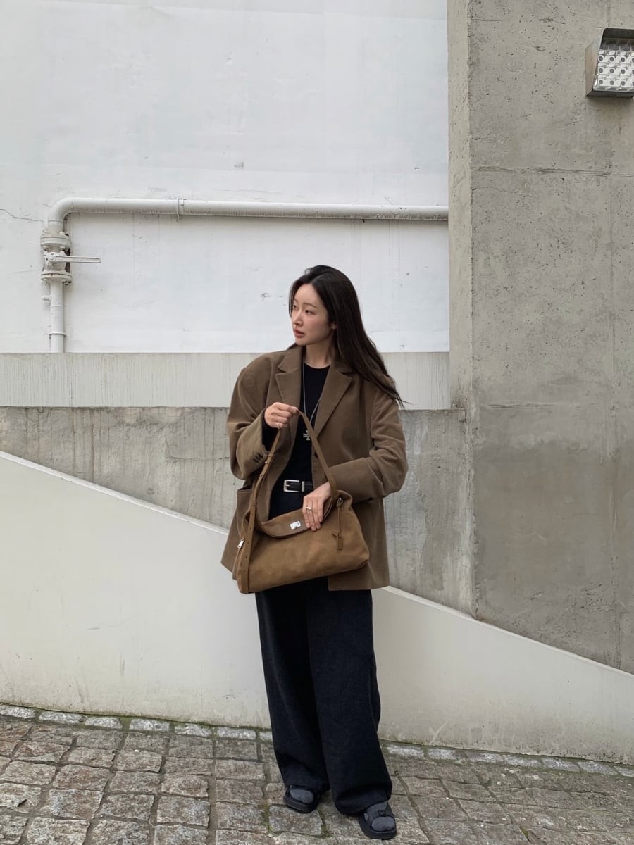 Blazer là món đồ làm tăng vẻ gọn gàng và thanh lịch, nhưng nếu phối không khéo rất dễ khiến người mặc già đi. 