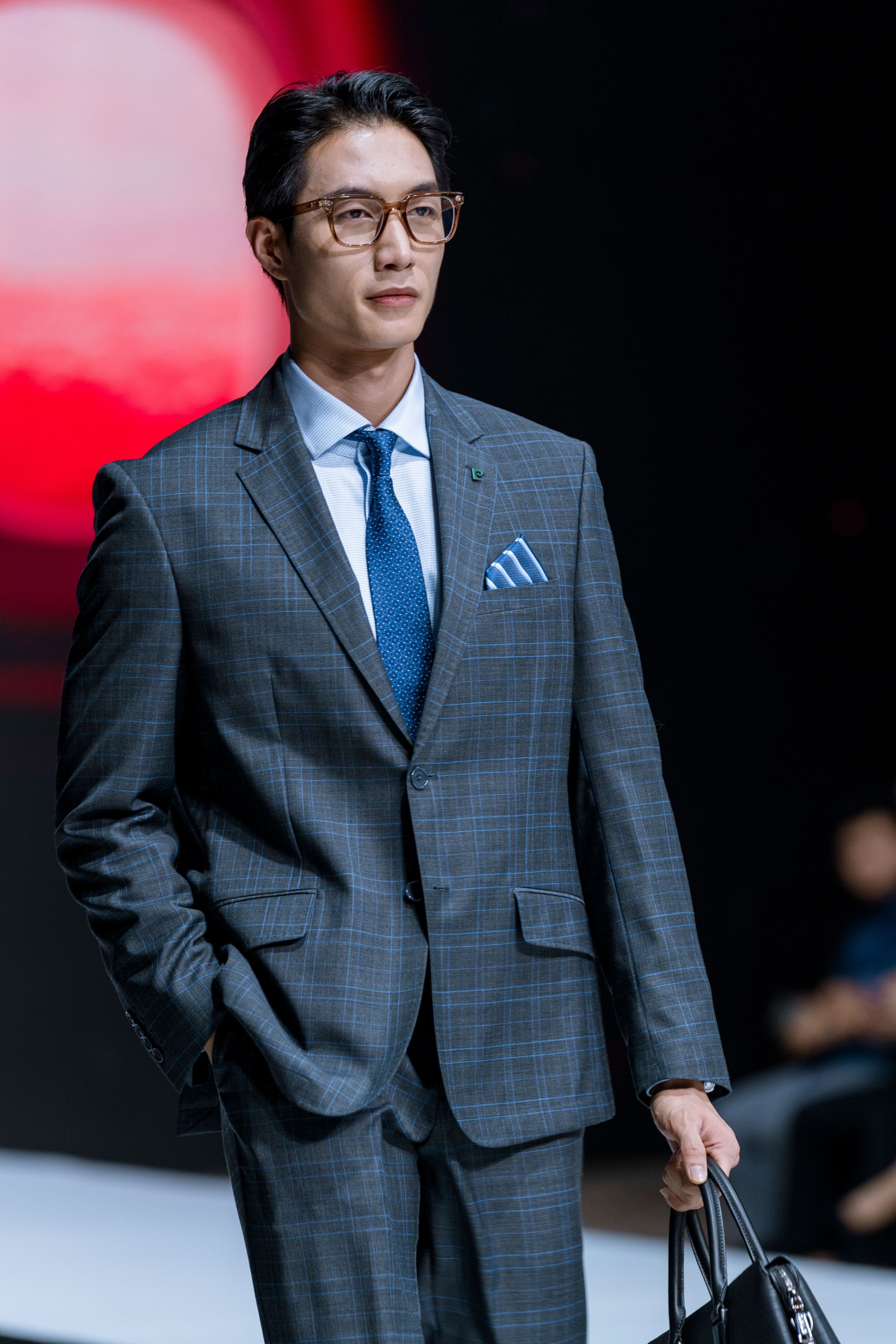 NGƯỜI MẪU KHOAI VŨ TỰ TIN SẢI BƯỚC TRÊN SÀN DIỄN (2) (1)