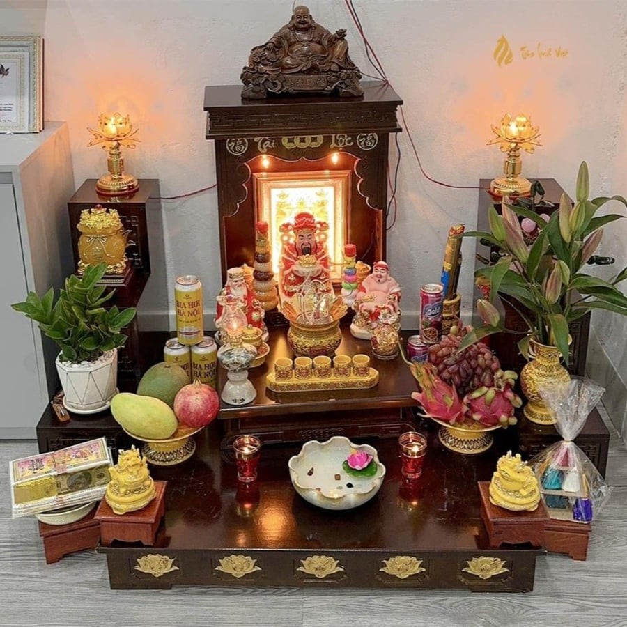 Cây cảnh ở ban Thần Tài vừa trang trí vừa mang ý nghĩa thu hút tài lộc