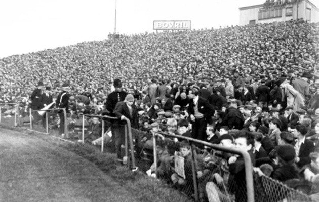 Cảnh tượng đông đúc khi gần 82 ngàn người đứng chen chúc nhau để dõi theo trận