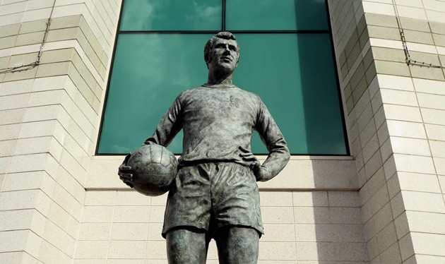 Bức tượng Peter Osgood bên ngoài khán đài West Stand