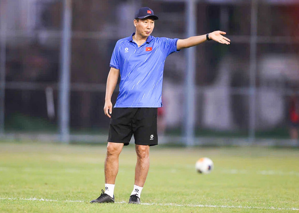 HLV Kim Sang Sik sở hữu nhiều cầu thủ chất lượng. Ảnh: VFF.