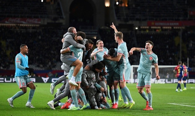 Atletico ăn mừng chiến thắng tại Montjuic