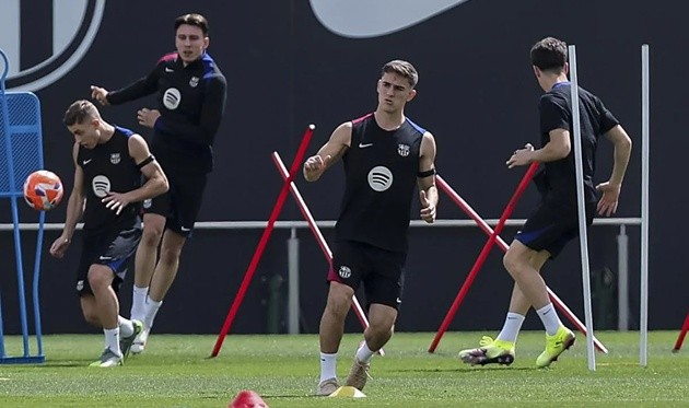 Gavi trở lại sân tập Barca