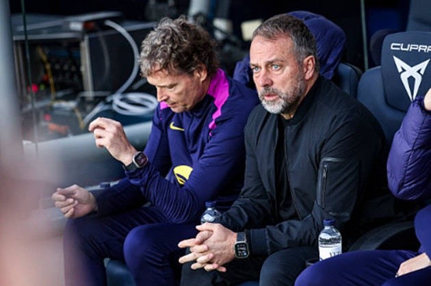 Flick không vui sau thắng lợi trước Alaves.