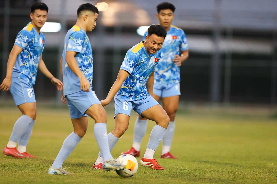 U22 Việt Nam gặp khó vì tình trạng kẹt xe ở Bangkok. Ảnh: VFF.