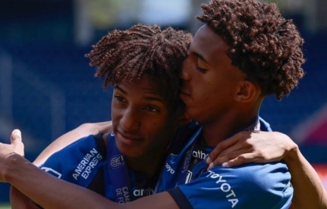 2 anh em song sinh Quintero.