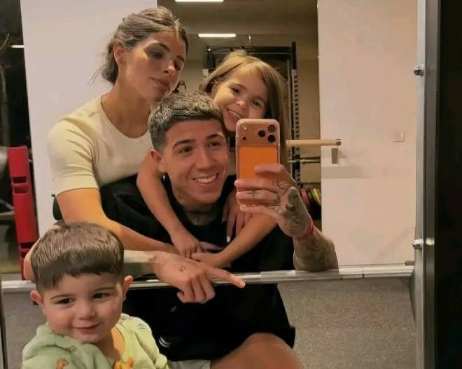 Valentina lộ dấu hiệu buồn bã giữa nghi vấn lục đục tình cảm với Enzo.