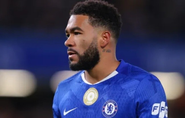 James trong màu áo Chelsea.