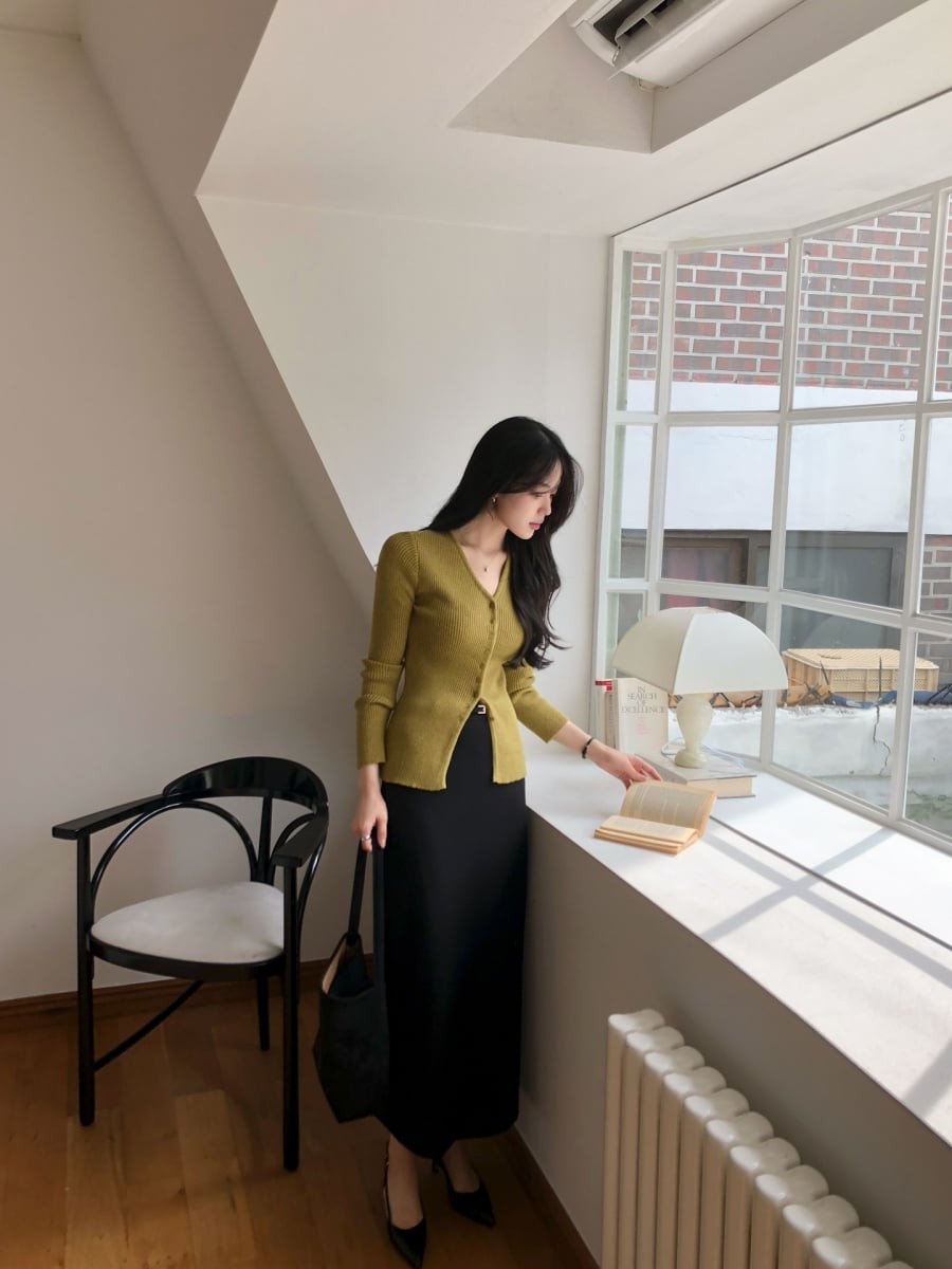 Với những chiếc áo len trơn màu, bạn có thể thoải mái mix cùng các dáng váy khác nhau mà vẫn đảm bảo tổng thể hài hòa