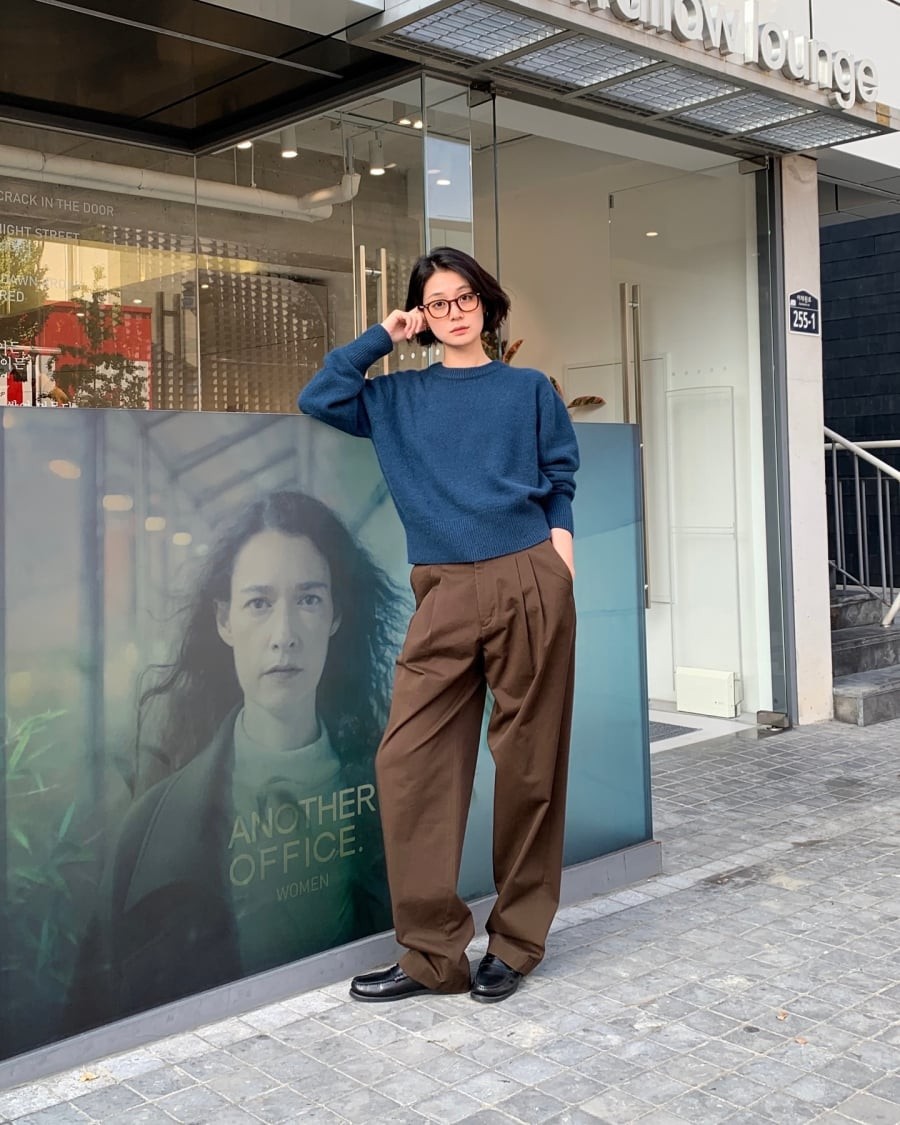 Dù nghe có vẻ trái ngược, những gam màu đậm lại mang đến hiệu ứng làm sáng da rất hiệu quả nhờ độ tương phản tự nhiên