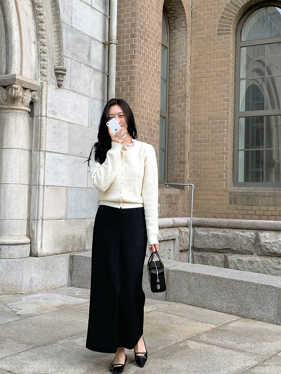 Khi kết hợp áo len sáng màu với chân váy tối màu, bạn sẽ có một bộ trang phục vừa cân bằng về tổng thể, vừa mang đến ấn tượng mạnh mẽ hơn