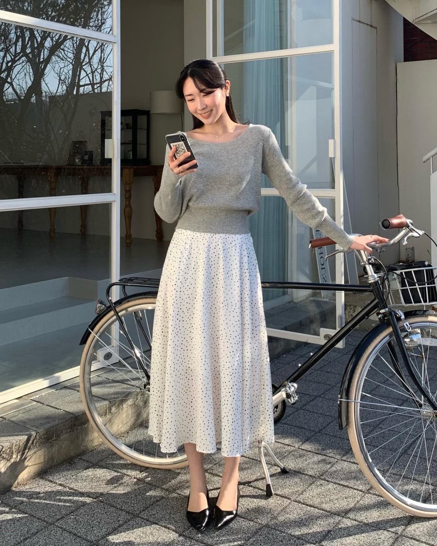 Đối với các cô nàng ưu ái phong cách cổ điển, chân váy suông luôn là lựa chọn hàng đầu. 