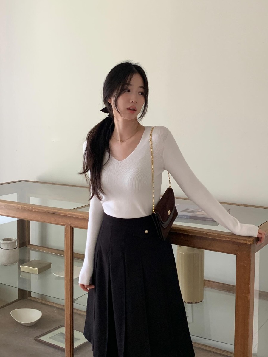 Chân váy luôn là sự lựa chọn phù hợp khi bạn muốn tạo một diện mạo nữ tính nhưng vẫn giữ được sự ấm áp.