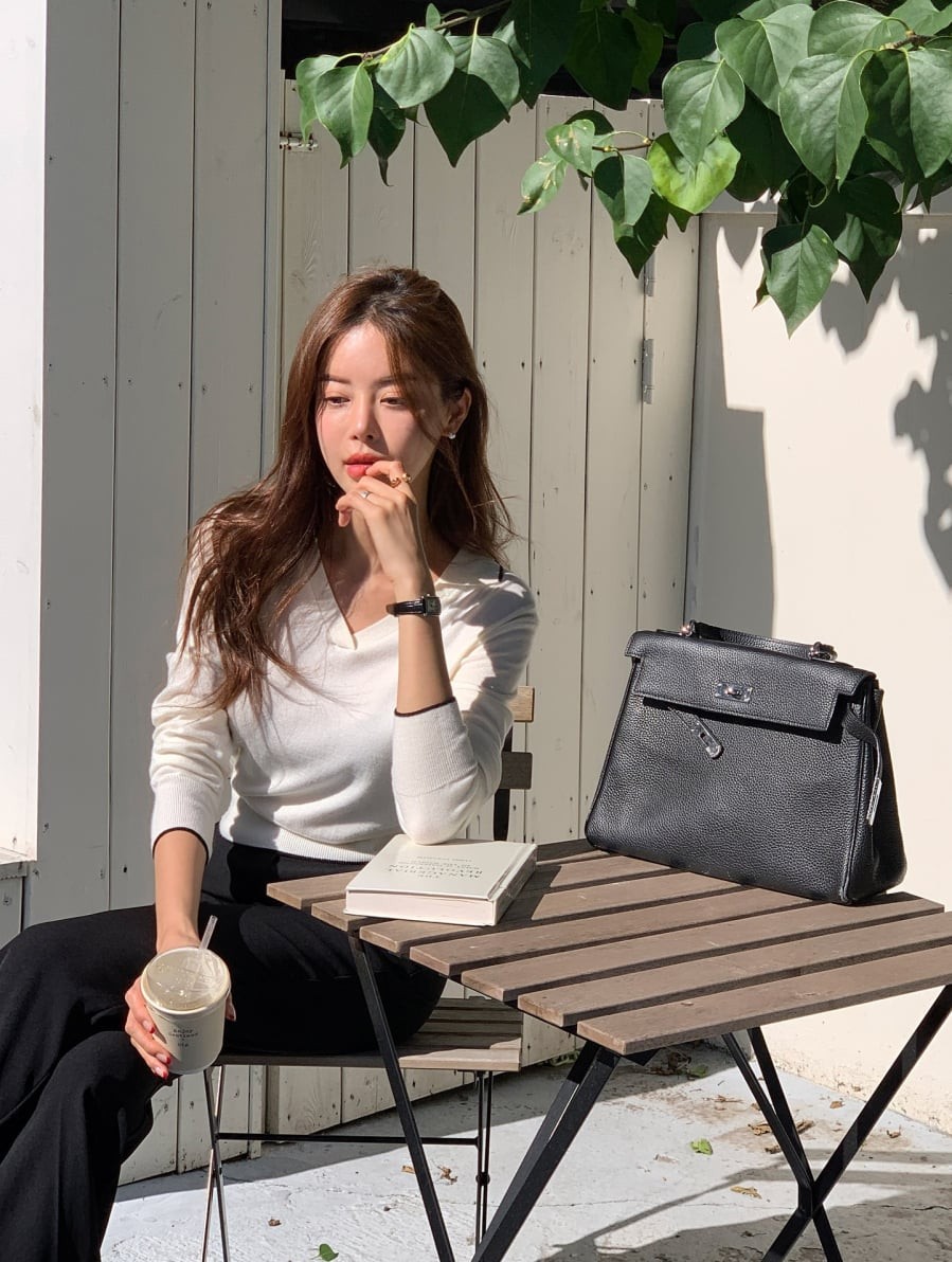 Quần đen là món đồ mà hầu như ai cũng sở hữu bởi tính đa dụng và khả năng kết hợp với mọi kiểu áo. 