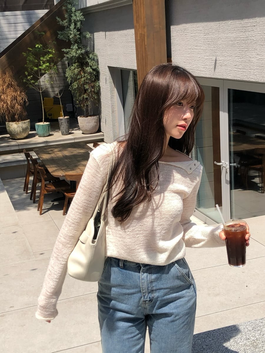 Đối với những ai chuộng phong cách trẻ trung, năng động, quần jeans xanh là lựa chọn hàng đầu khi phối với áo trắng. 