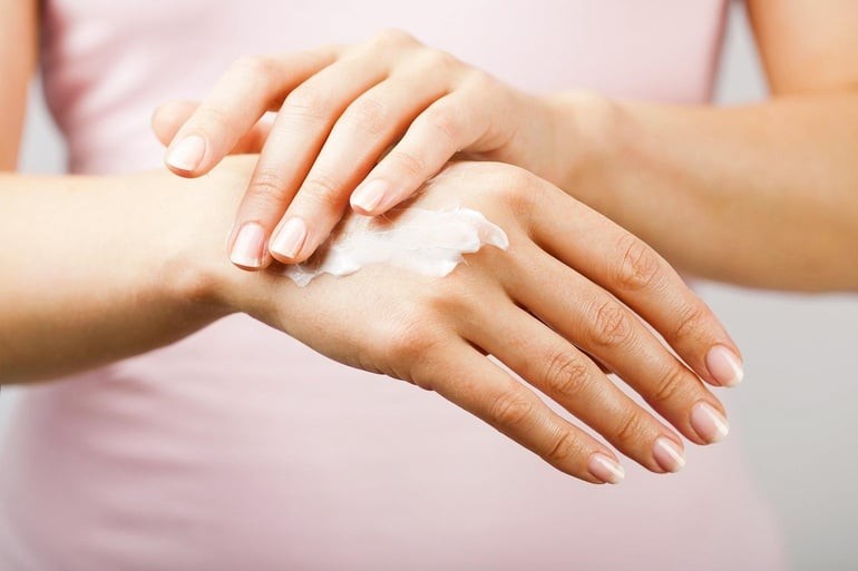 Giải pháp nhanh chóng và hiệu quả nhất để cải thiện da tay khô nứt nẻ là sử dụng kem dưỡng ẩm có độ ẩm cao.
