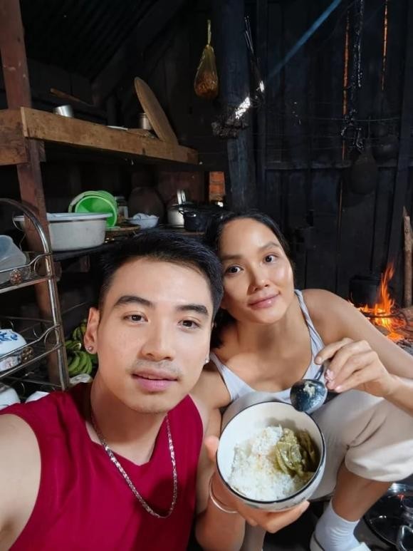 Chồng H'Hen Niê khen vợ hết lời sau sinh