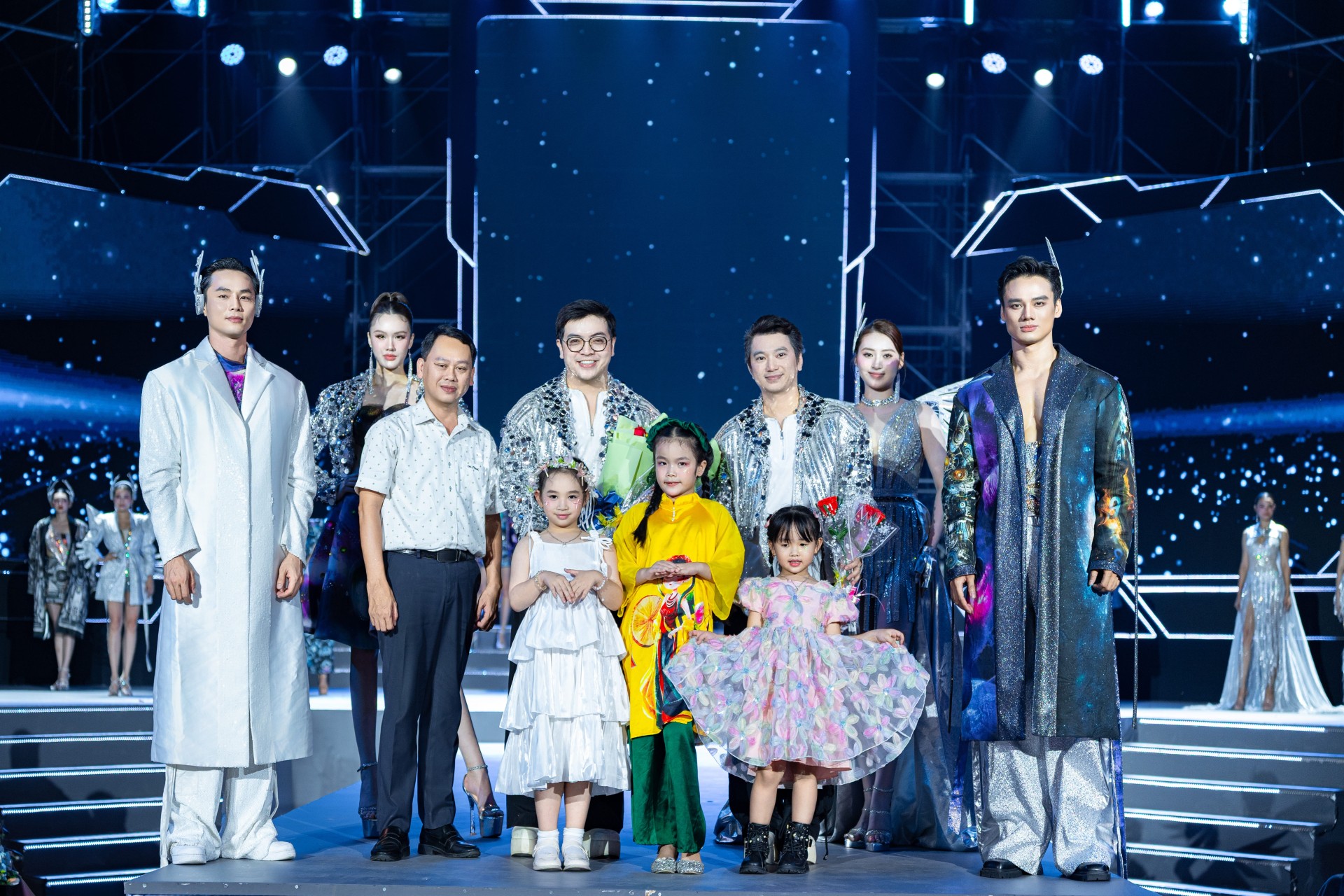 KIM_NGUYÊN-HÙNG_TRẦN_&_DÀN_MODEL_(5)[1]