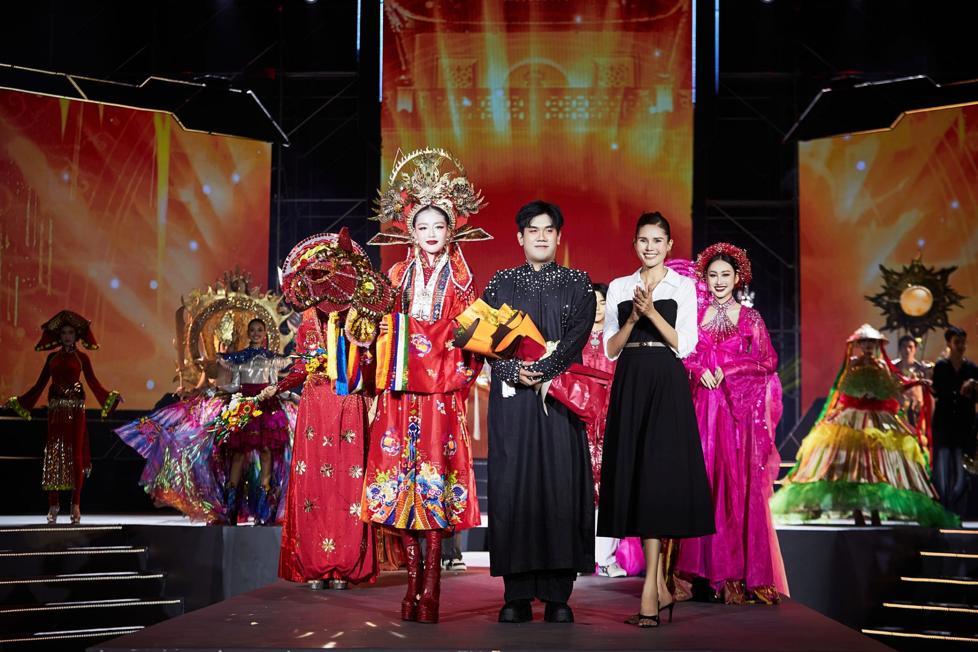 KIM_NGUYÊN_TẶNG_HOA_CHO_NTK[1]