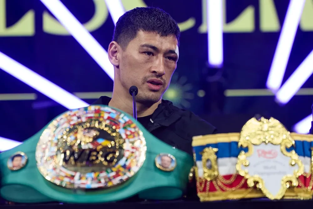 Sampson Lewkowicz, ông bầu của David Benavidez, trong một buổi họp báo.