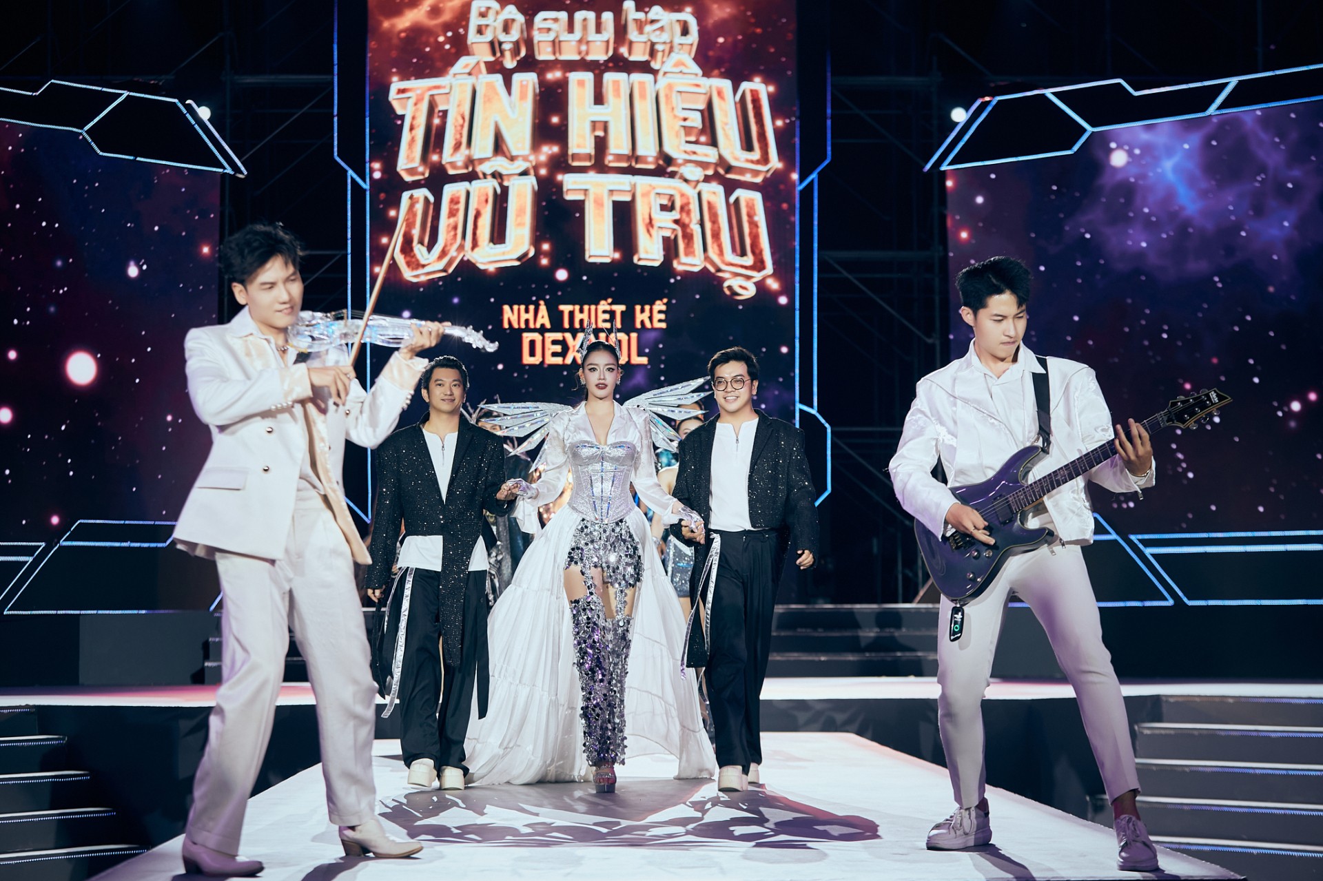 MODEL TRÌNH DIỄN (2) jpeg