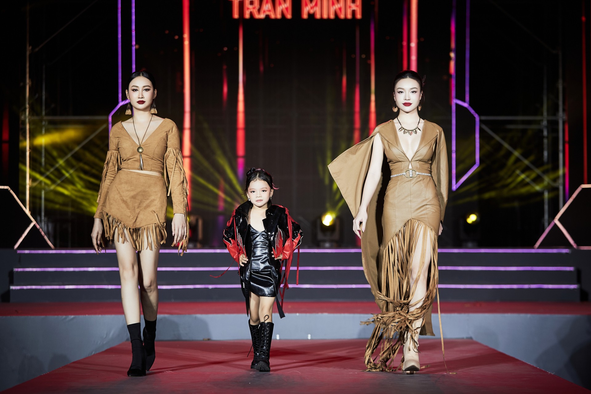 MODEL TRÌNH DIỄN (4)