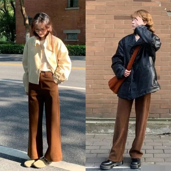 Phụ kiện như dây chuyền mảnh, túi xách màu đồng tông giúp tổng thể tinh tế hơn mà vẫn hài hòa. 