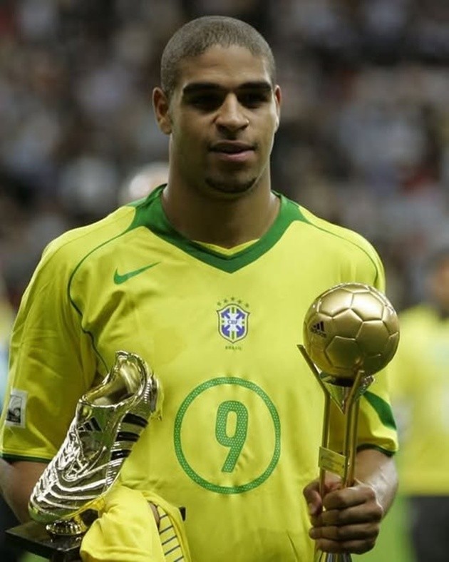 Chân sút có biệt danh Hoàng đế vô địch Copa America 2004 cùng danh hiệu Chiếc giày vàng.