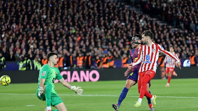 Atletico Madrid mở tỷ số ngay tại sân Barca.