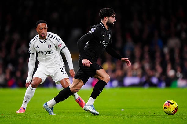 Hàng thủ Manchester City chơi không tốt trước Fulham.