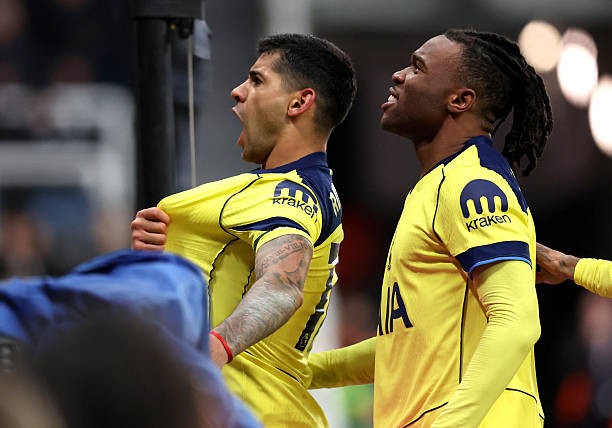 Cristian Romero ghi hai bàn thắng quan trọng, giúp Tottenham Hotspur giữ lại một điểm trước Newcastle United.