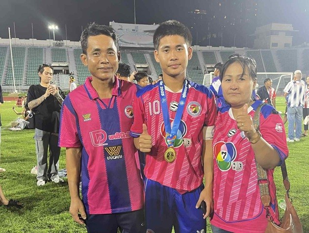 Cha mẹ của Siphanom đều là người Lào nhưng đã đến Thái Lan từ lâu.