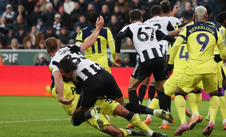 Pha bóng được trọng tài cho rằng Rodrigo Bentancur đã phạm lỗi với Dan Burn.