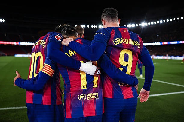 Thầy trò HLV Hansi Flick giữ vững ngôi đầu bảng.