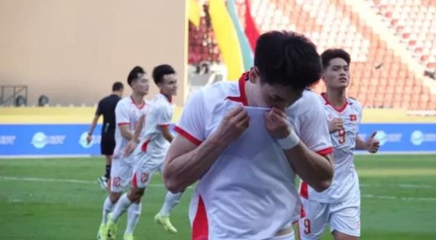 Đình Bắc giúp U22 Việt Nam có bàn mở tỷ số.