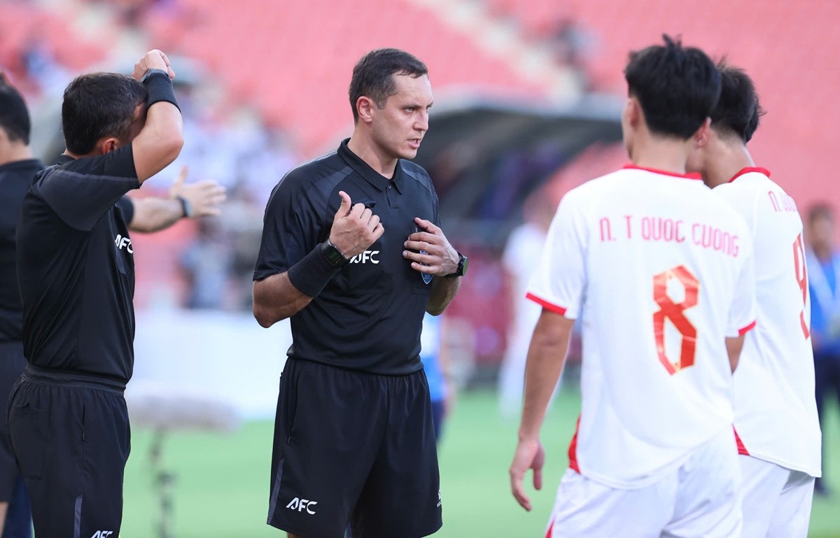 Quyết định bẻ còi của trọng tài Rustam Lutfullin gây tranh cãi. Ảnh: T.P - Vietnamnet.